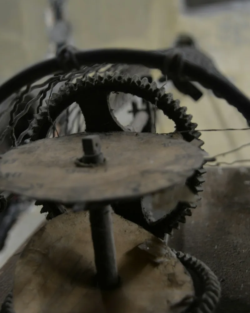 Detail starého strojku se soustavou ozubených kol a hřídelí